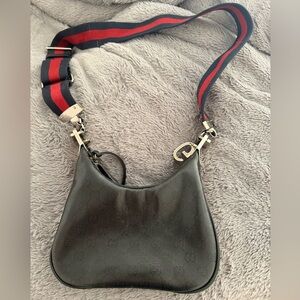 Beautifully Gucci purse; gently used ❤️ stunning shape. Adjustabletable strap